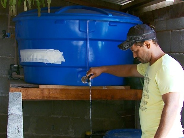 O pedreiro Alexandre Reis Rodrigues instalou mais uma caixa d´água de 500 litros em casa (Foto: Reprodução EPTV) O pedreiro Alexandre Reis Rodrigues instalou mais uma caixa d´água de 500 litros em casa (Foto: Reprodução EPTV)