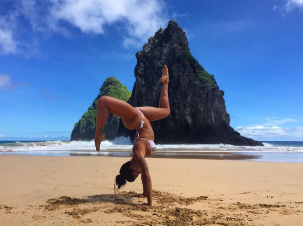 Aline Riscado faz acrobacia em Fernando de Noronha (Foto: Reprodução / Instagram)