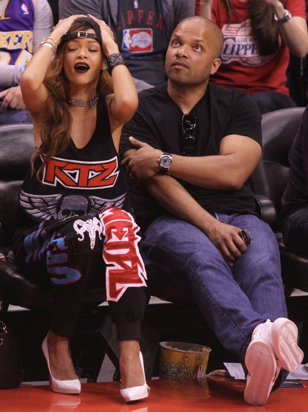 Rihanna com amigo em jogo de basquete em Los Angeles, nos Estados Unidos (Foto: Splash News/ Agência)