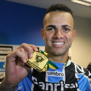 Luan Grêmio medalha título Copa do brasil (Foto: Eduardo Deconto / GloboEsporte.com) Luan Grêmio medalha título Copa do brasil (Foto: Eduardo Deconto / GloboEsporte.com)