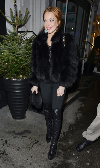 Lindsay Lohan deixa restaurante em Londres, na Inglaterra (Foto: Michael Jaworski/ Getty Images/ Agência)