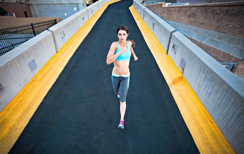 Segura a velocidade: nas descidas, fique atento com o impacto e não jogue o corpo para trás (Foto: Getty Images)