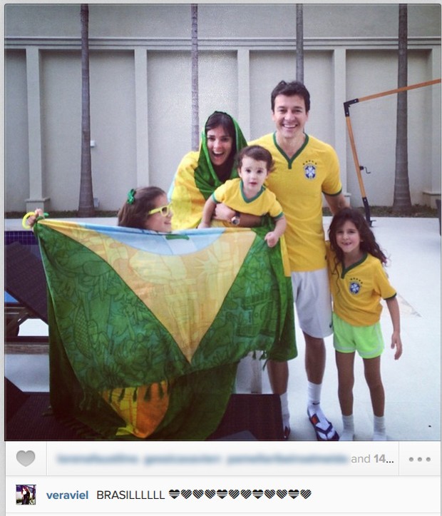 Rodrigo Faro e Vera Viel comemoram vitória do Brasil com as filhas (Foto: Instagram / Reprodução)