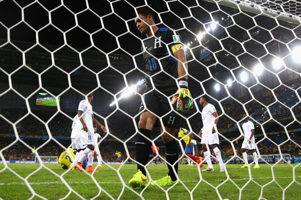 O goleiro Valladares não contou com a colaboração de seus companheiros no segundo gol do Equador e desconsolado foi buscar a bola no fundo das redes (Foto: Getty images)
