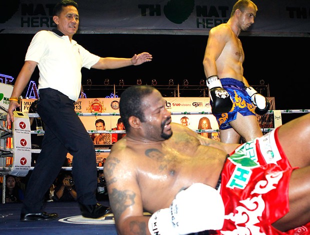 Riddick Bowe ex-lutador de boxe luta caído (Foto: Reuters)