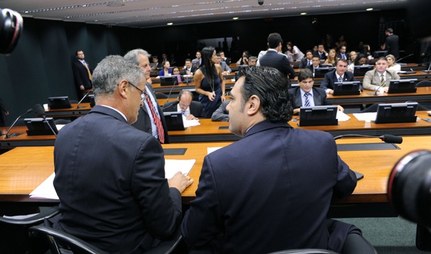 O deputado Marco Feliciano (PSC-SP), à dir., durante sessão desta quarta (3) na Comissão de Direitos Humanos (Foto: Alexandra Martins/Ag. Câmara)