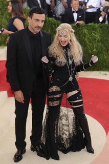 Riccardo Tisci e Madonna no Met Gala de 2016