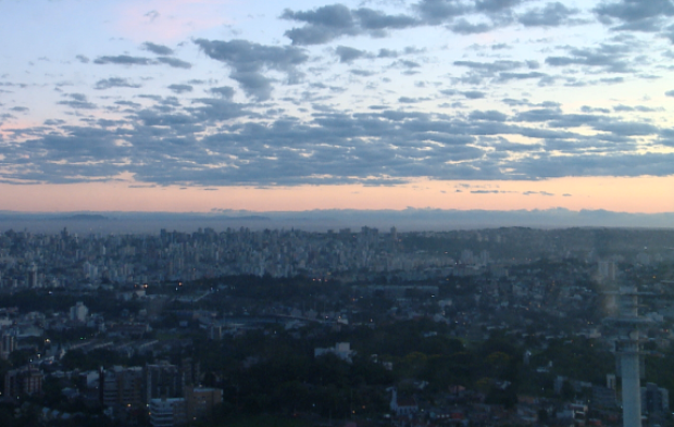 Porto Alegre amanhece com céu aberto nesta quinta-feira (Foto: Reprodução/RBS TV) Porto Alegre amanhece com céu aberto nesta quinta-feira (Foto: Reprodução/RBS TV)