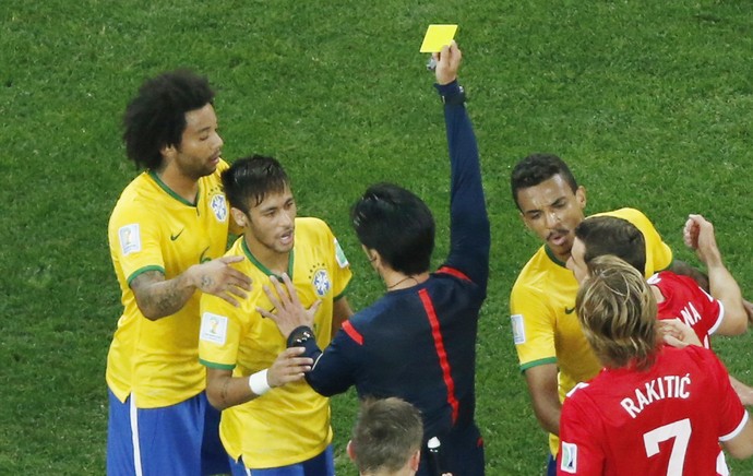 neymar cartão amarelo brasil x croacia (Foto: Reuters)