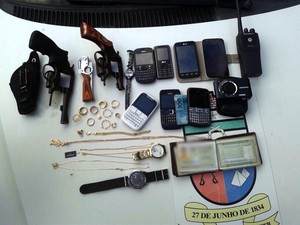 Armas e objetos apreendidos com os assaltantes foram levados para a delegacia  (Foto: Divulgação/Polícia Militar do RN)