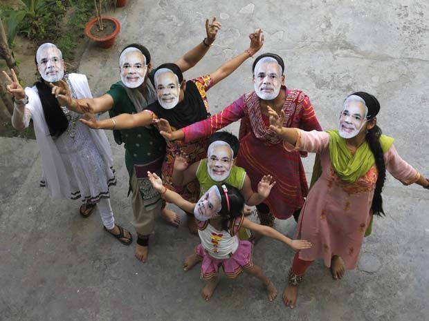 Indianas comemoram vitórida de nacionalista hindu com máscaras de Modi na cidade de Allahabad (Foto: REUTERS/Jitendra Prakash) Indianas comemoram vitórida de nacionalista hindu com máscaras de Modi na cidade de Allahabad (Foto: REUTERS/Jitendra Prakash)