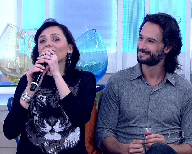 Monica Iozzi invade o Encontro para conhecer Rodrigo Santoro (Foto: TV Globo)