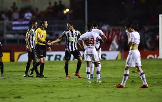 São Paulo x Santos Ricardo Oliveira árbitro (Foto: Marcos Ribolli)