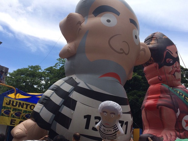 Bonecos infláveis Lula e Dilma protesto Avenida Paulista (Foto: Karina Godoy/G1)