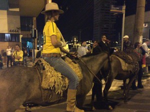 Pessoas do meio rural levaram animais para a avenida na capital de MS (Foto: Graziela Rezende/G1MS)
