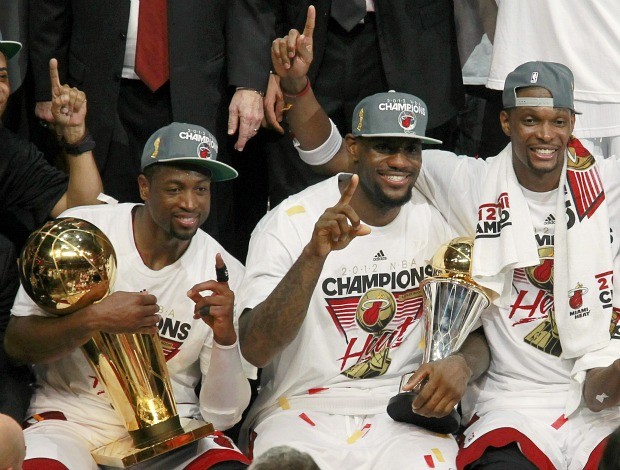 Dwyane Wade, LeBron James e Chris Bosh comemoram o título do Miami Heat (Foto: Reuters)