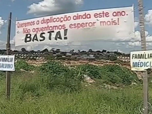 Moradores colocaram faixas exigido a duplicação da via (Foto: Reprodução/TV Tem)