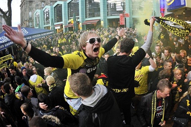 Torcida do Borussia Dortmund faz a festa nas ruas após o título (Foto: EFE)