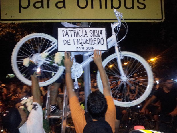 Bicicleta branca foi pendurada em homenagem a Patrícia (Foto: Josmar Leite/RBS TV)
