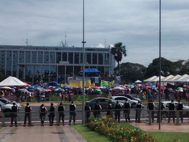 Professores fizeram assembleia em frente ao Palácio do Buriti nesta sexta (Foto: Isabella Calzolari/G1)
