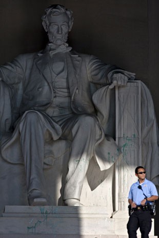 Estátua de Lincoln foi manchada com tinta verde (Foto: AP Photo/J. Scott Applewhite)