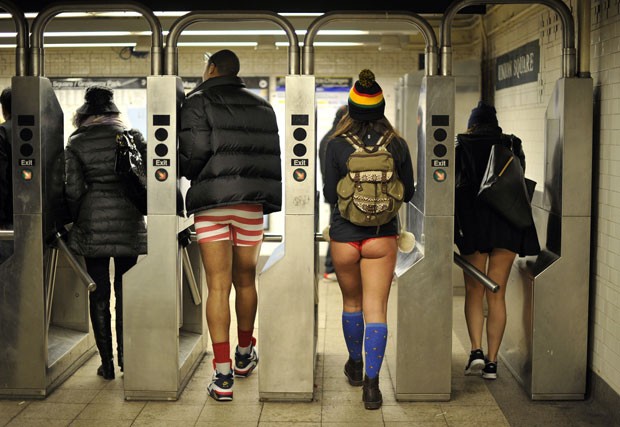 De roupa íntima, passageiros são fotografados no metrô de NY (Foto: Timothy A. Clary/AFP)