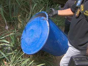 Corpo de homem é encontrado dentro de um balde (Foto: Reprodução/TV Globo)