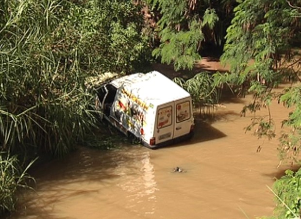 G1 Motorista Perde O Controle E Cai Com Carro Em Córrego De Rio Preto