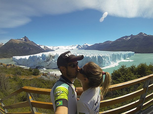 Garibaldi e Luciane aproveitam as paisagem da geleira Glaciar Perito Morento, na Argentina (Foto: Arquivo pessoal)