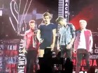 Liam Payne tira calça de Harry Styles no palco