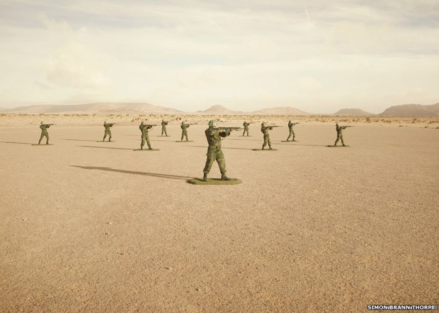 - Apesar de estar, na prática, sob controle do governo do Marrocos, a soberania do território do Saara Ocidental ainda não foi definida, com os rebeldes do grupo Frente Polisário lutando por independência. O conceito de colocar soldados reais como se fossem de brinquedo é a metáfora perfeita para a desumanização causada pela guerra (Foto: Simon Brann Thorpe)