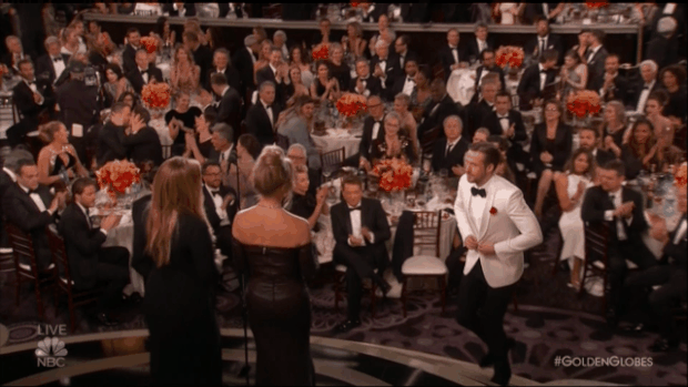 Ryan Reynolds e Andrew Garfield se beijam no Globo de Ouro (Foto: Twitter / Reprodução)