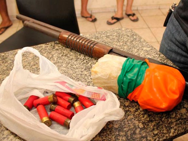Armas e drogas foramk apreendidas durante operação da Polícia Civil em Tibau, RN (Foto: Marcelino Neto)