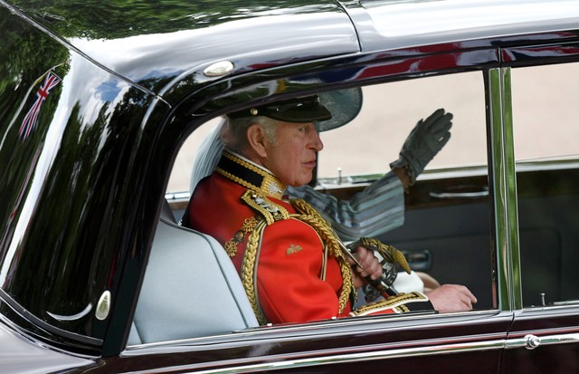 LONDON, ENGLAND - JUNE 02:  Prince Charles, Prince of Wales rides in a car during the Trooping the Colour parade  on June 02, 2022 in London, England. The Platinum Jubilee of Elizabeth II is being celebrated from June 2 to June 5, 2022, in the UK and Comm (Foto: Getty Images)