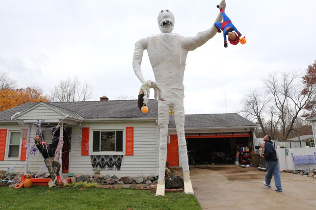 Decoração de Halloween, múmia tem sete metros de altura (Foto: Mark Bugnask/Kalamazoo Gazette-MLive Media Group,/AP)