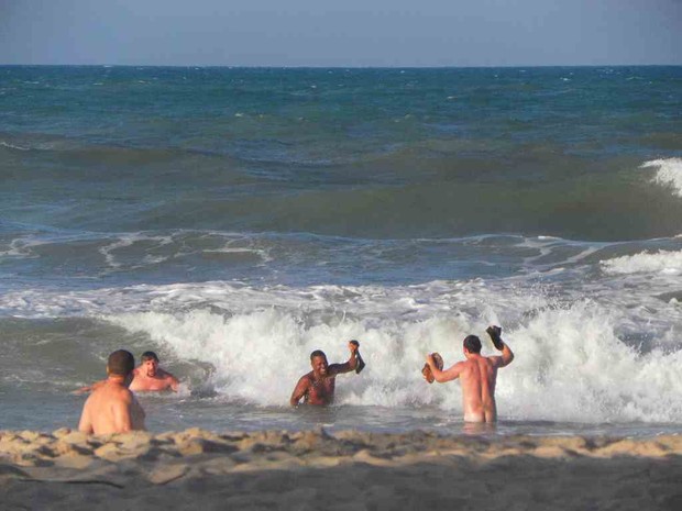 Tursitas são detidos por tomar banho em praia nus (Foto: Alexandre Almeida/VC no G1)