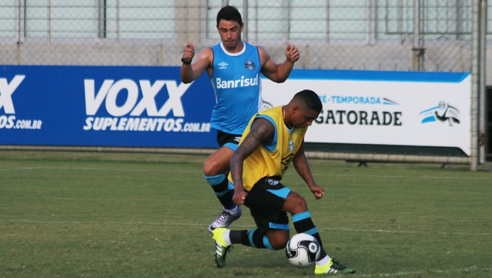 Giuliano Wallace Oliveira caneta treino Grêmio (Foto: Eduardo Moura/Globoesporte.com)