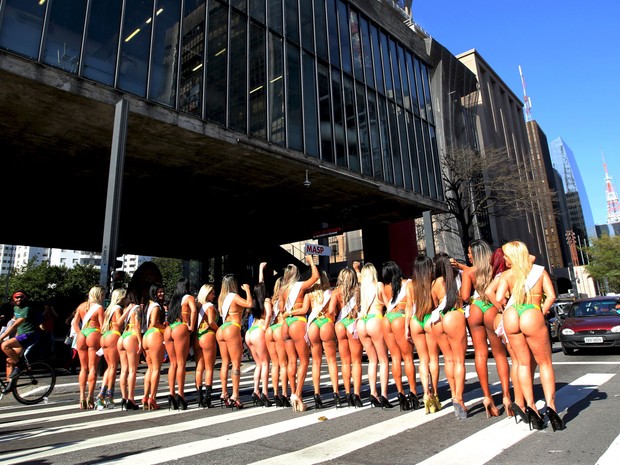 Candidatas do concurso Miss Bumbum posam na Avenida Paulista (Foto: Paulo Whitaker/Reuters)