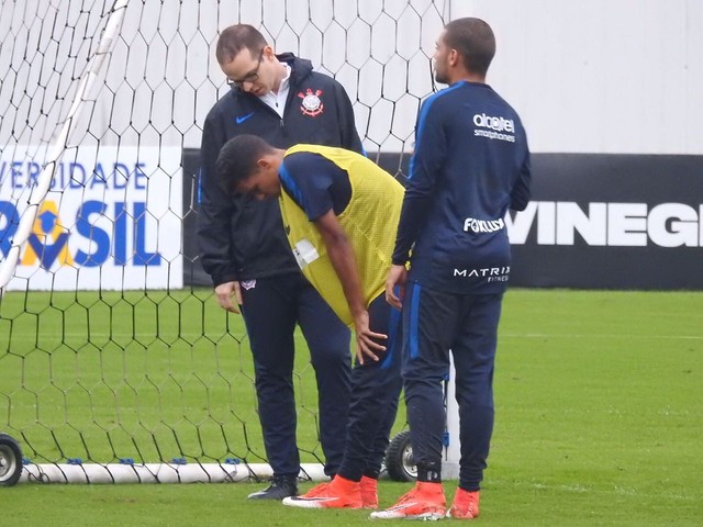 Pedrinho sofre trauma no tornozelo esquerdo e vira dúvida no Corinthians