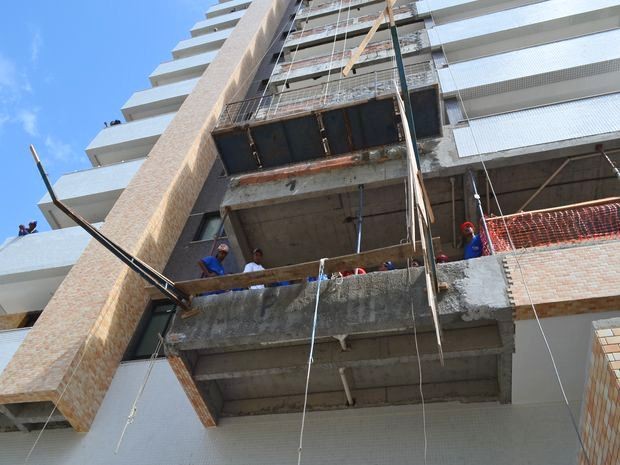 Estrutura se soltou de um lado e funcionários despencaram de uma altura de seis metros (Foto: Marina Fontenele/G1 SE)