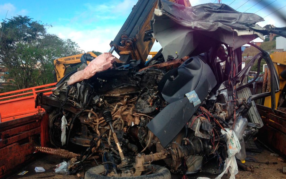 Carro onde estavam vítimas ficou destruído (Foto: Roger Sarmento/TV Santa Cruz)