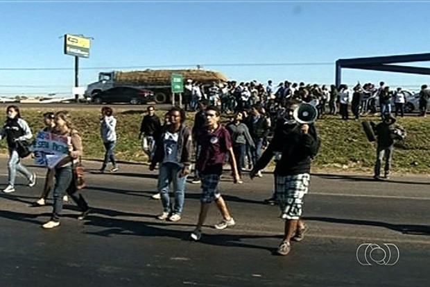 Manifestantes ocupam a reitoria da UEG em Anápolis, Goiás (Foto: Reprodução/TV Anhanguera)