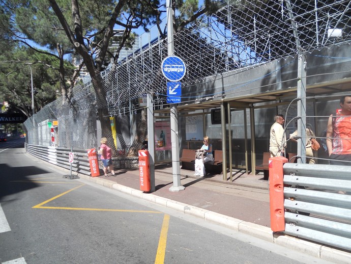O recorte do guardrail para o ponto de ônibus (Foto: Livio Oricchio)