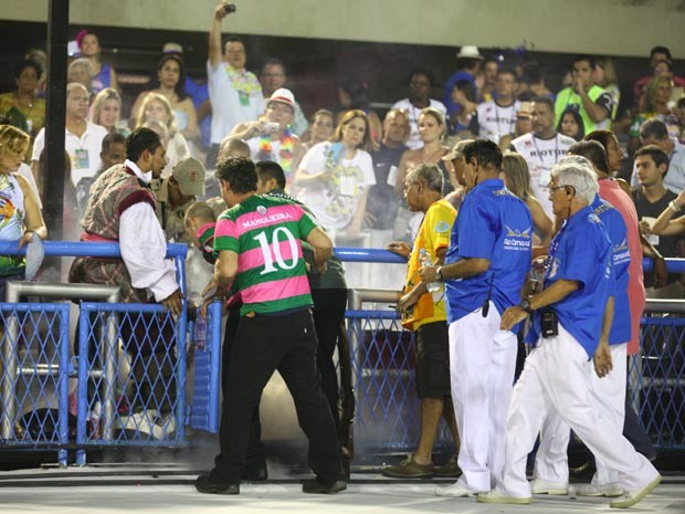 As chamas foram controladas pelos bombeiros (Foto: Rodrigo Gorosito/G1)