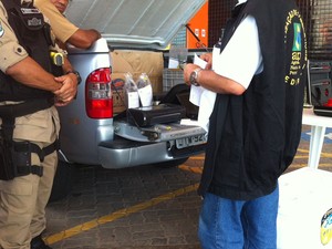 Policiais rodoviários federais realiaram busca e apreensão em postos supostamente envolvidos no esquema (Foto: Rafael Barbosa/G1)