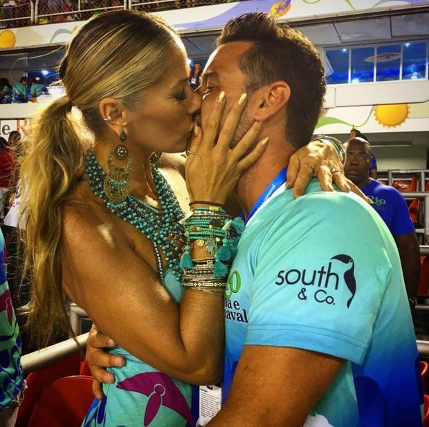 Adriane Galisteu beijando o marido (Foto: Instagram / Reprodução)