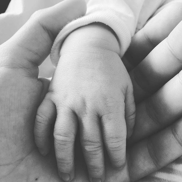 Sophie Charlotte posta foto da mão do filho (Foto: Reprodução/Instagram)