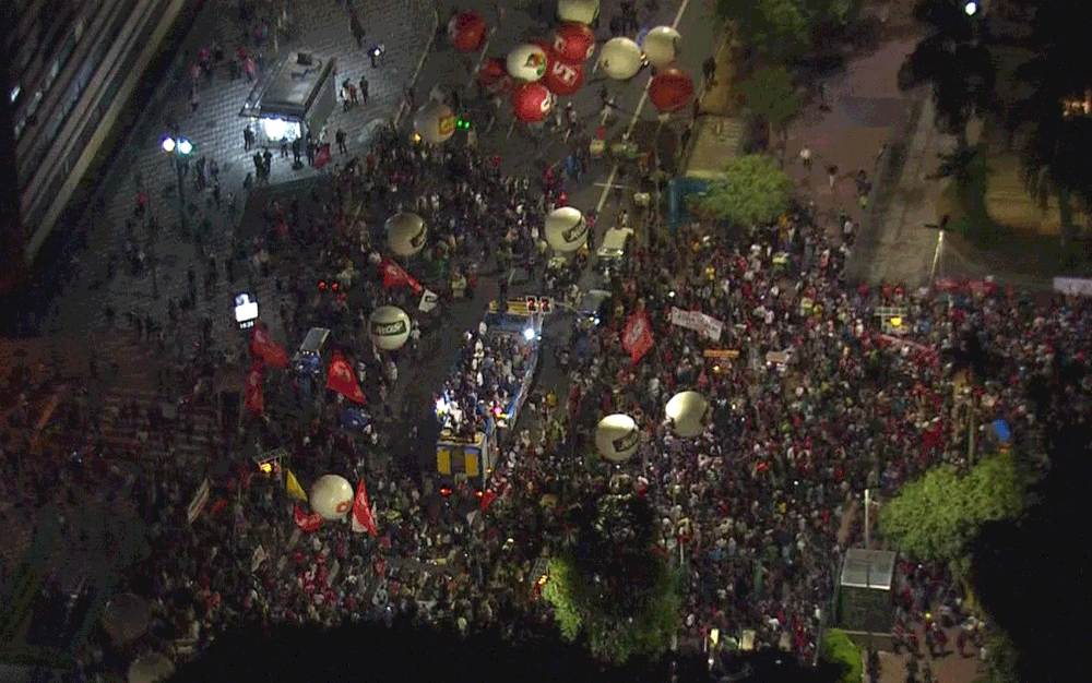 Manifestantes reunidos na Praça da República (Foto: Reprodução/Globocop)