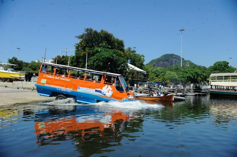 Ônibus anfíbio começa a receber passageiros no Rio de Janeiro