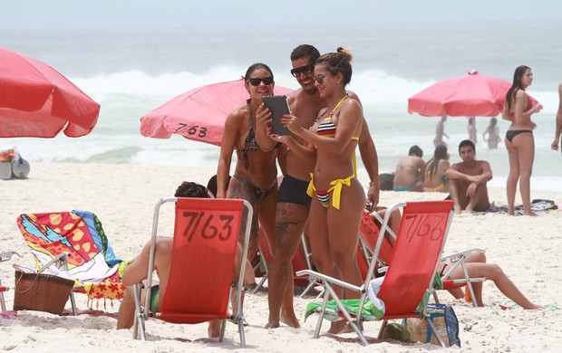 Yuri, ex-bbb, beija muito em dia de sol na Barra da Tijuca, RJ (Foto: Clayton Militão / Foto Rio News)